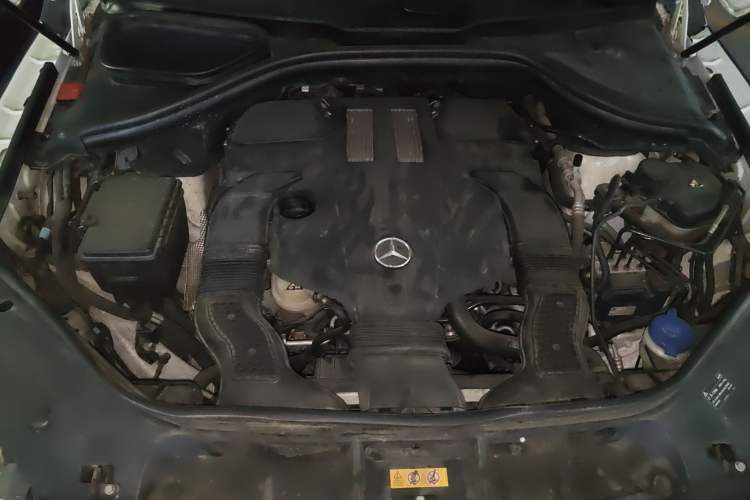 Used Mercedes-Benz M-Class 2014 ML 320 4MATIC Engine Bay