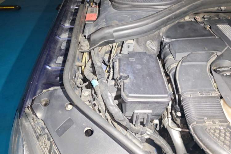 Used Mercedes-Benz M-Class 2014 ML 400 4MATIC Dynamic Model Engine Bay Right