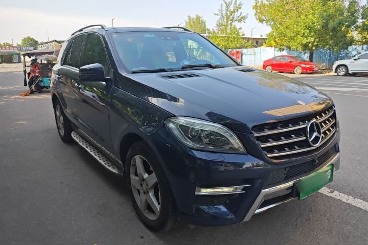 Used Mercedes-Benz M-Class 2014 ML 400 4MATIC Luxury Model Front Right 45 Deg