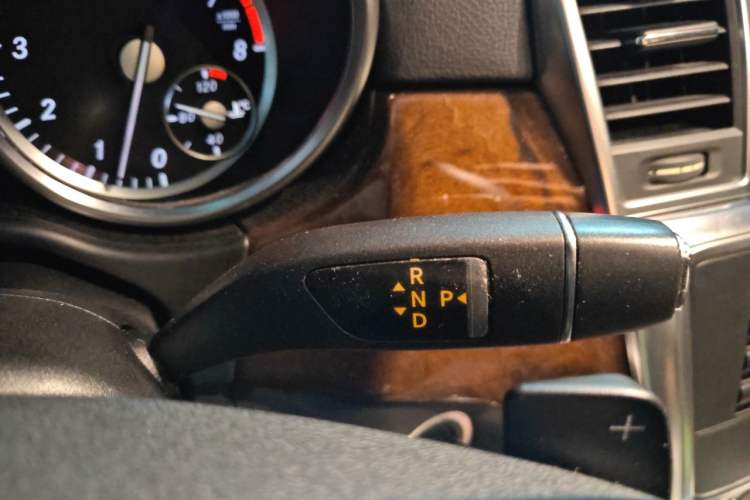 Used Mercedes-Benz M-Class 2014 ML 400 4MATIC Dynamic Model Gear Lever