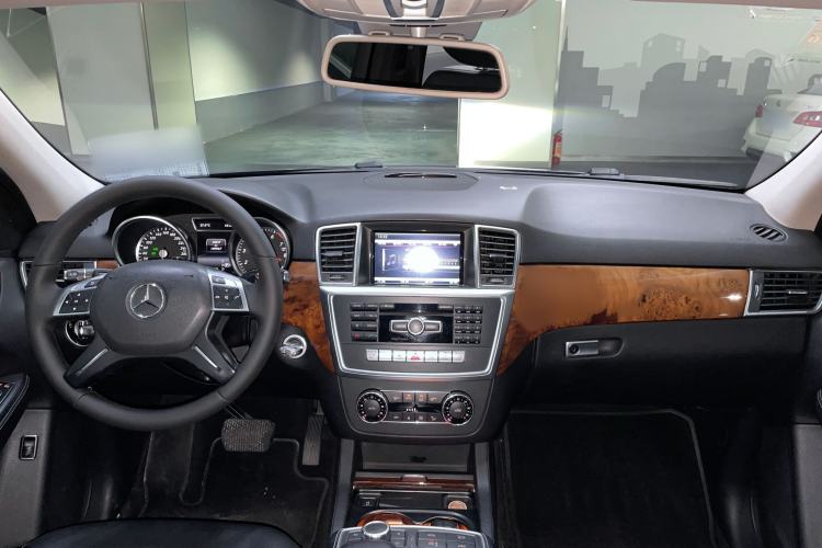 Used Mercedes-Benz M-Class 2014 ML 400 4MATIC Dynamic Model Interior 10