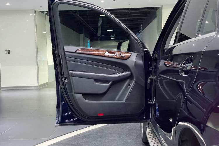 Used Mercedes-Benz M-Class 2014 ML 400 4MATIC Dynamic Model Interior 12
