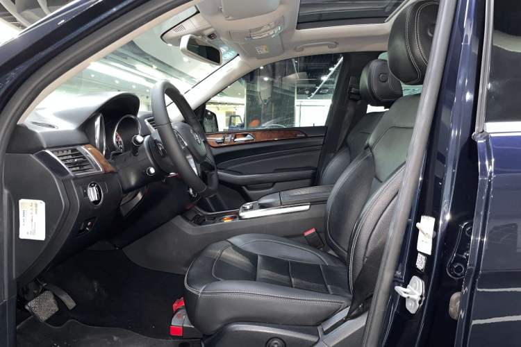 Used Mercedes-Benz M-Class 2014 ML 400 4MATIC Dynamic Model Interior 2