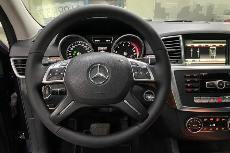 Used Mercedes-Benz M-Class 2014 ML 400 4MATIC Dynamic Model Interior 8