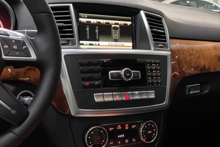 Used Mercedes-Benz M-Class 2014 ML 400 4MATIC Dynamic Model Interior 9
