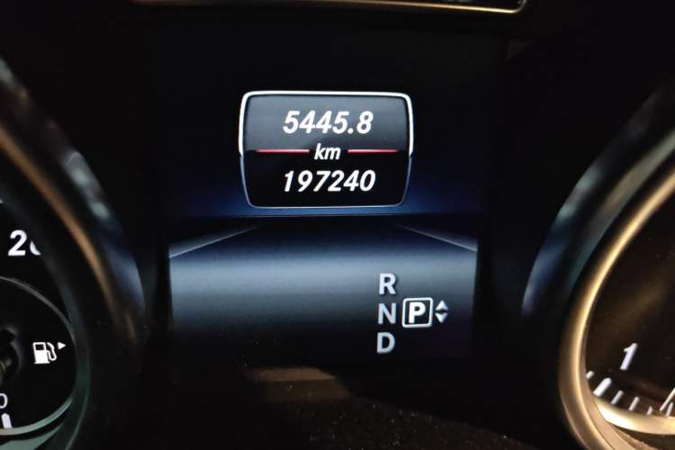 Used Mercedes-Benz M-Class 2014 ML 400 4MATIC Dynamic Model Odometer Close Up