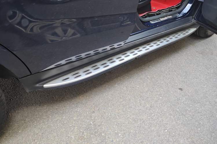 Used Mercedes-Benz M-Class 2014 ML 400 4MATIC Luxury Model Right Side Sill