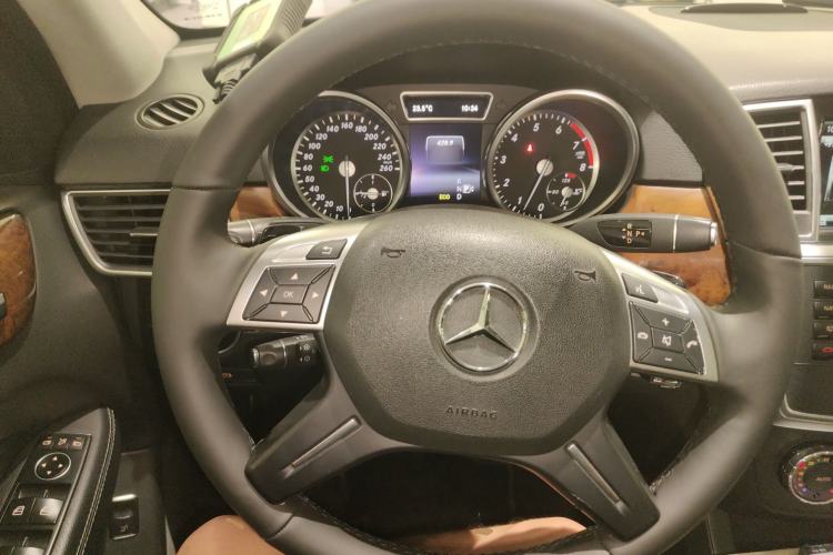 Used Mercedes-Benz M-Class 2014 ML 400 4MATIC Dynamic Model Steering Wheel