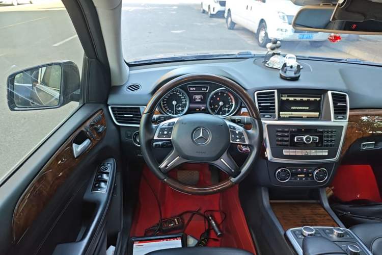 Used Mercedes-Benz M-Class 2014 ML 400 4MATIC Luxury Model Steering Wheel