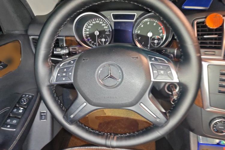 Used Mercedes-Benz M-Class 2014 ML 400 4MATIC Dynamic Model Steering Wheel
