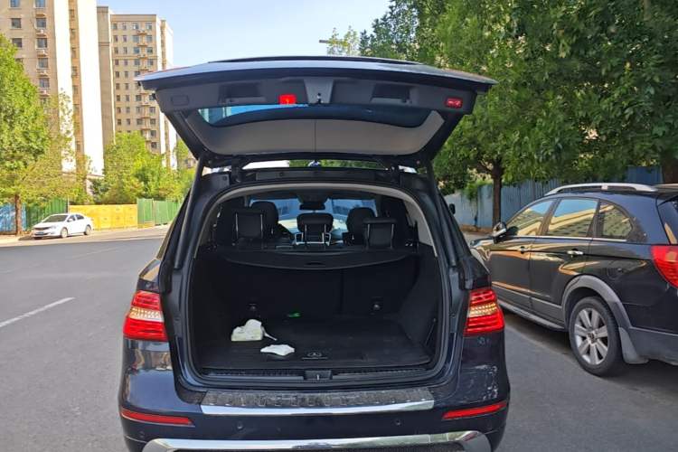 Used Mercedes-Benz M-Class 2014 ML 400 4MATIC Luxury Model Trunk