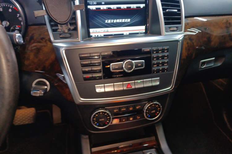 Used Mercedes-Benz M-Class 2014 ML 400 4MATIC Luxury Model Audio And AC Panel