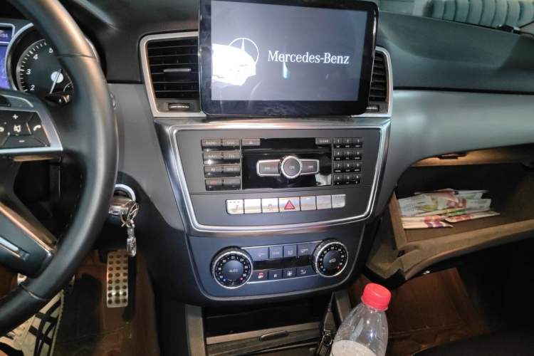 Used Mercedes-Benz M-Class 2014 ML 320 4MATIC Audio And AC Panel