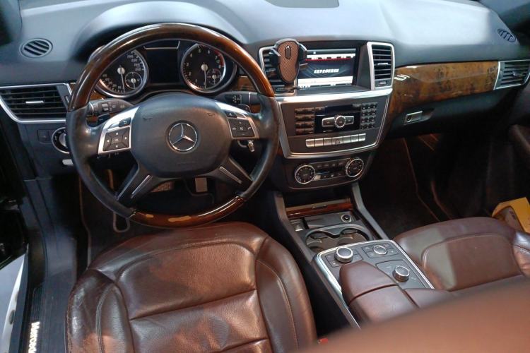 Used Mercedes-Benz M-Class 2014 ML 400 4MATIC Luxury Model Center Console