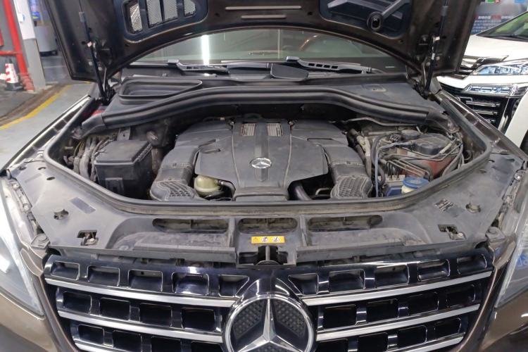 Used Mercedes-Benz M-Class 2014 ML 400 4MATIC Luxury Model Engine Bay