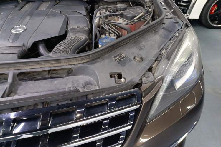 Used Mercedes-Benz M-Class 2014 ML 400 4MATIC Luxury Model Engine Bay Left