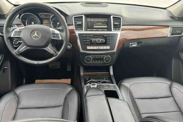 Used Mercedes-Benz M-Class 2014 ML 400 4MATIC Dynamic Model Interior 1