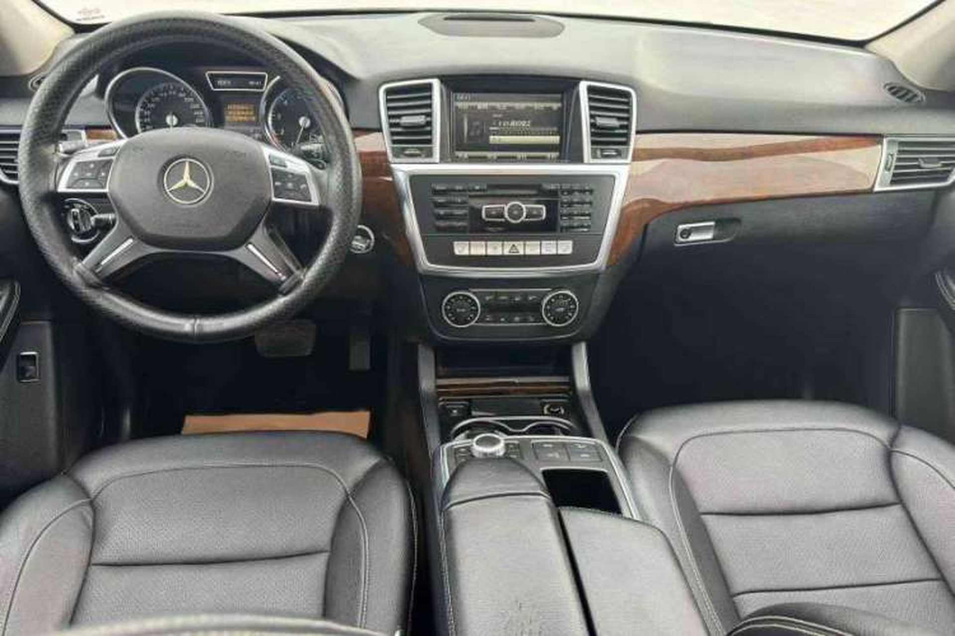 Used Mercedes-Benz M-Class 2014 ML 400 4MATIC Dynamic Model Interior 1