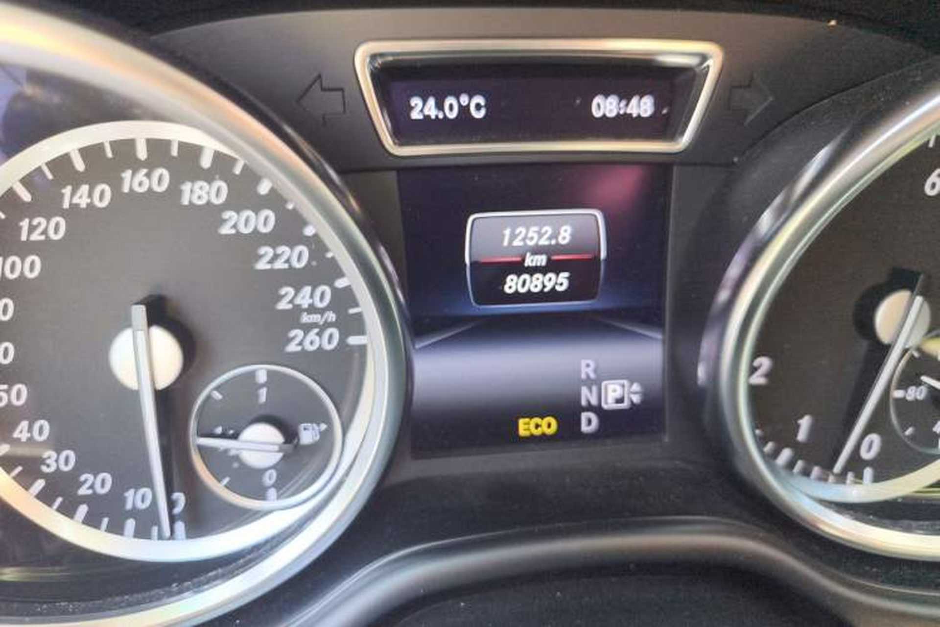 Used Mercedes-Benz M-Class 2014 ML 400 4MATIC Dynamic Model Odometer Close Up