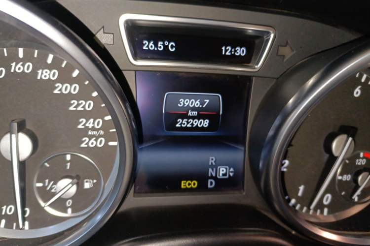 Used Mercedes-Benz M-Class 2014 ML 400 4MATIC Luxury Model Odometer Close Up
