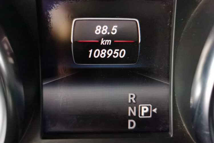 Used Mercedes-Benz M-Class 2014 ML 400 4MATIC Dynamic Model Odometer Close Up