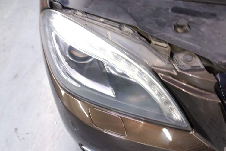 Used Mercedes-Benz M-Class 2014 ML 400 4MATIC Luxury Model Right Front Headlight