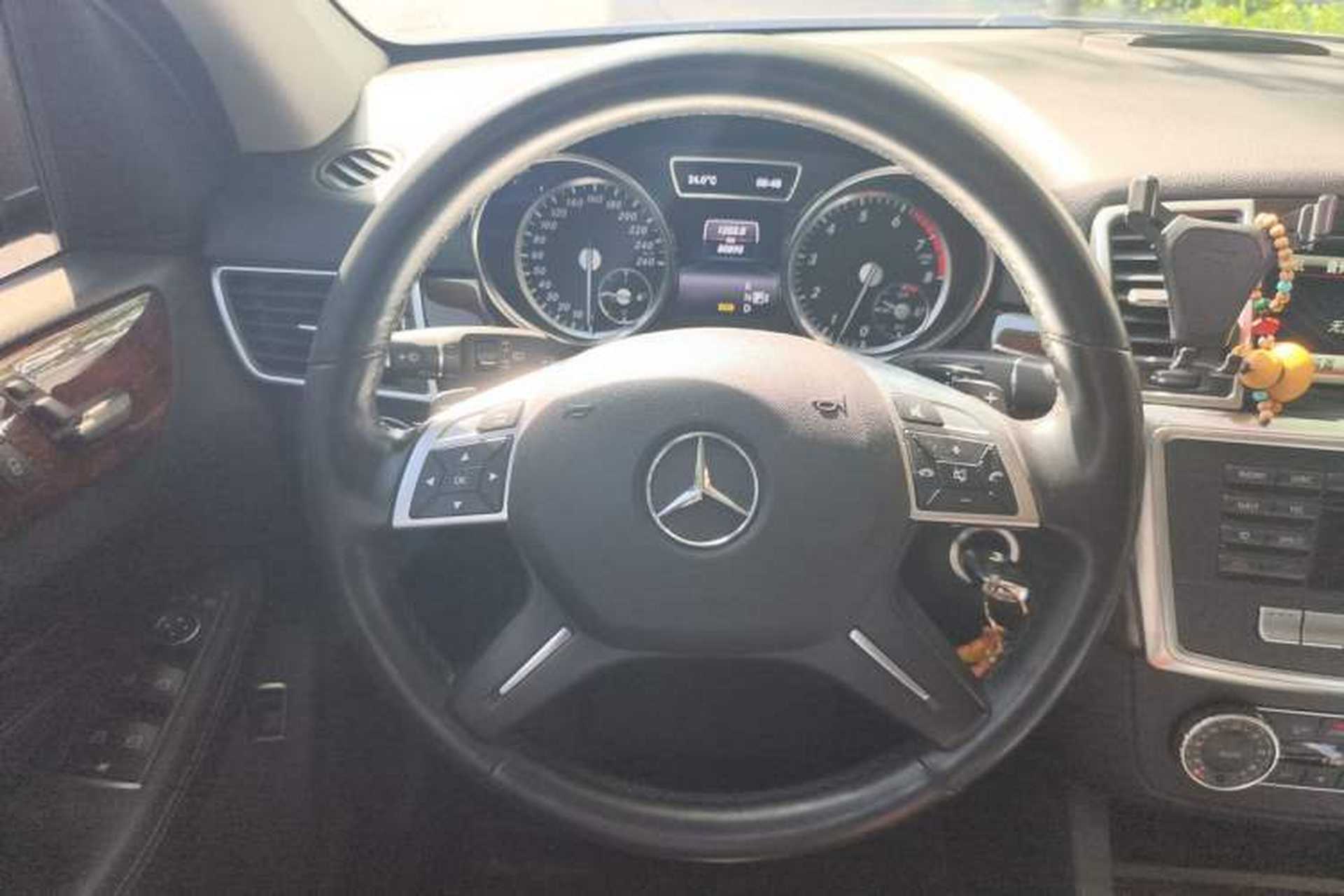 Used Mercedes-Benz M-Class 2014 ML 400 4MATIC Dynamic Model Steering Wheel