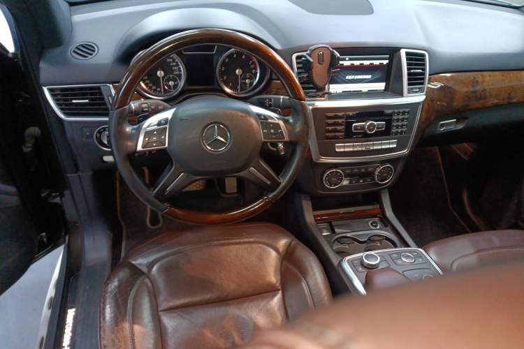 Used Mercedes-Benz M-Class 2014 ML 400 4MATIC Luxury Model Steering Wheel