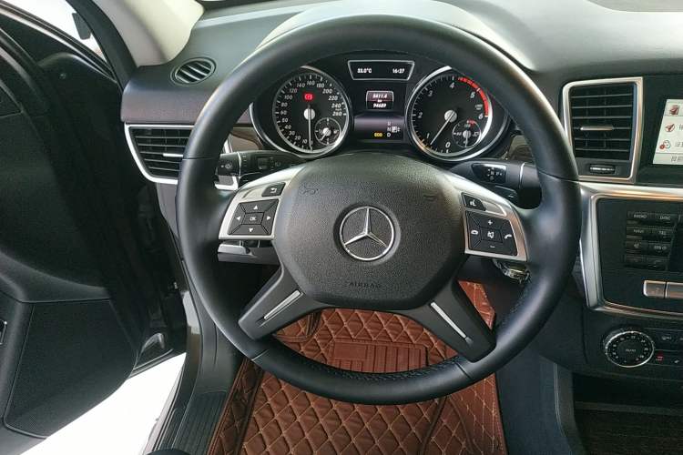 Used Mercedes-Benz M-Class 2014 ML 350 CDI 4MATIC Steering Wheel