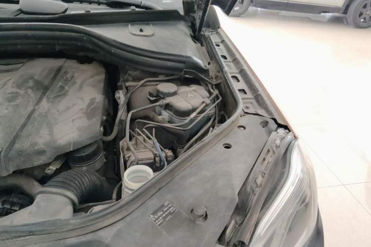 Used Mercedes-Benz M-Class  Engine Bay Left
