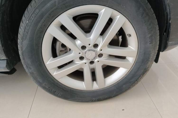 Used Mercedes-Benz M-Class  Right Front Wheel Hub