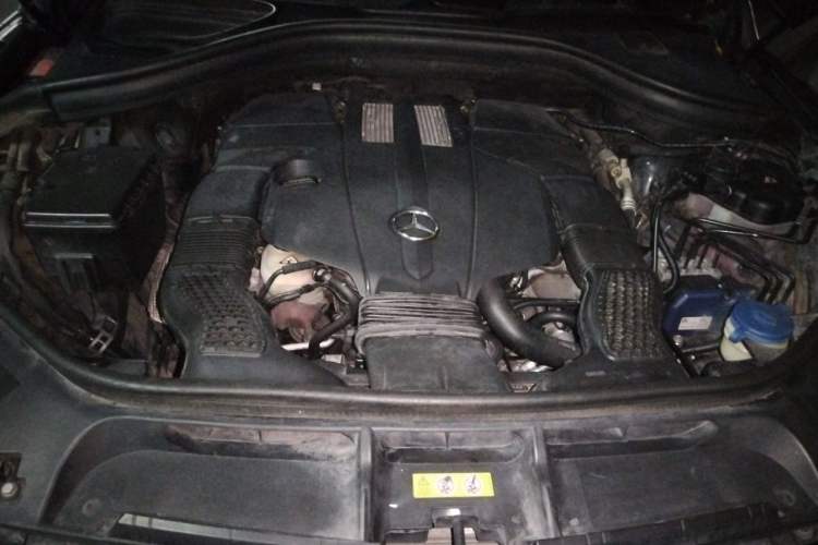 Used Mercedes-Benz M-Class 2014 ML 400 4MATIC Luxury Model Engine Bay