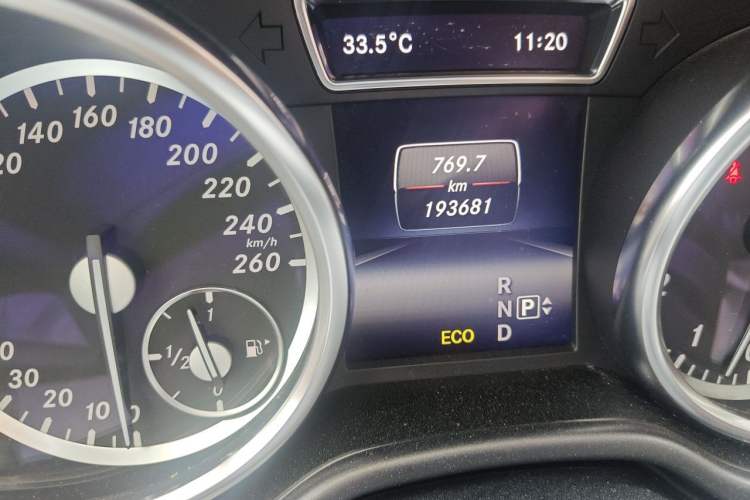 Used Mercedes-Benz M-Class 2014 ML 400 4MATIC Dynamic Model Odometer Close Up