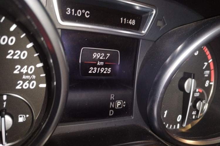 Used Mercedes-Benz M-Class 2014 ML 400 4MATIC Luxury Model Odometer Close Up