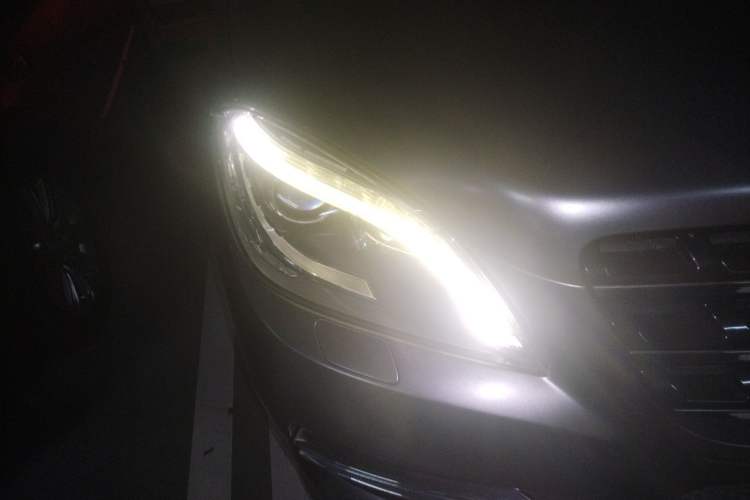 Used Mercedes-Benz M-Class 2014 ML 400 4MATIC Luxury Model Right Front Headlight