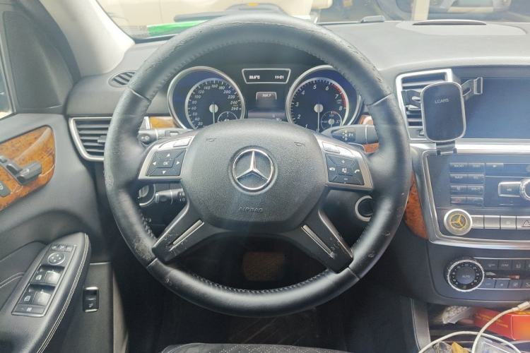 Used Mercedes-Benz M-Class 2014 ML 400 4MATIC Dynamic Model Steering Wheel