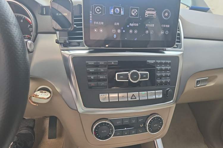 Used Mercedes-Benz M-Class 2014 ML 320 4MATIC Audio And AC Panel