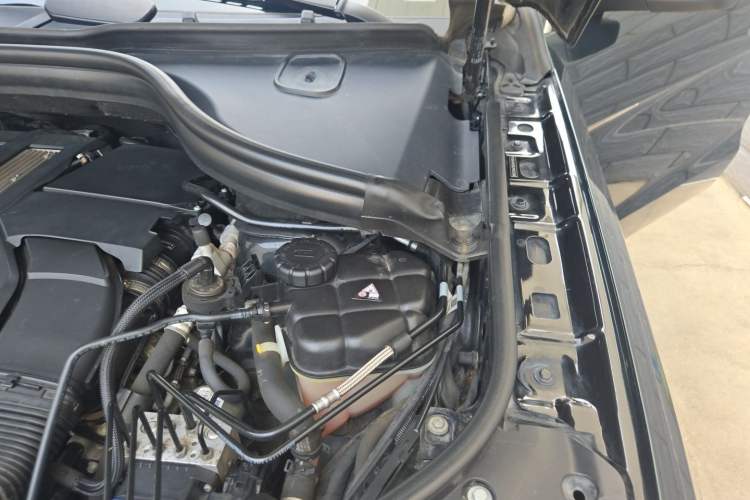 Used Mercedes-Benz M-Class 2014 ML 320 4MATIC Engine Bay Left