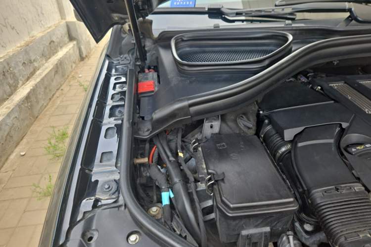 Used Mercedes-Benz M-Class 2014 ML 320 4MATIC Engine Bay Right