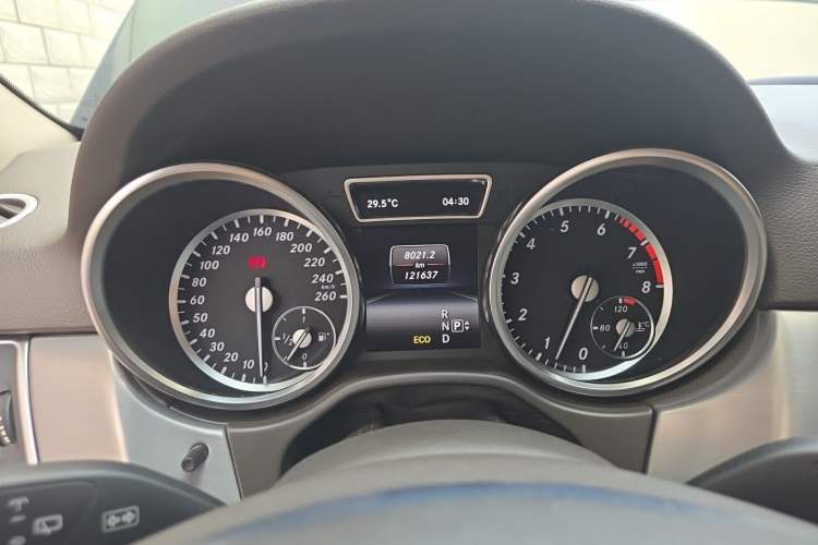 Used Mercedes-Benz M-Class 2014 ML 320 4MATIC Odometer Close Up