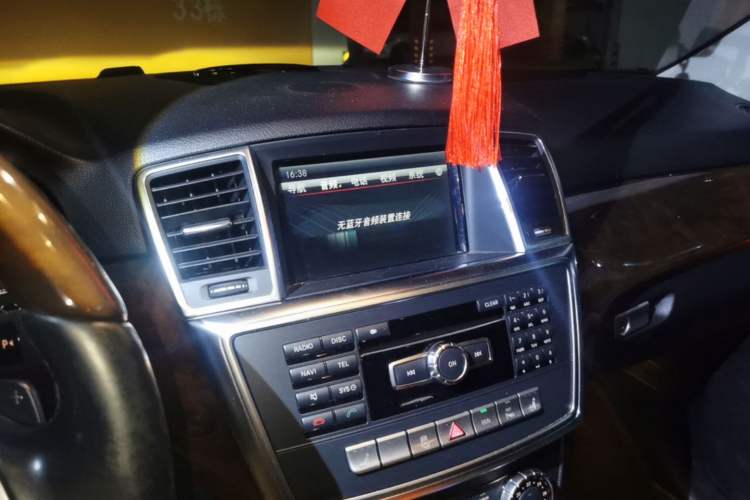 Used Mercedes-Benz M-Class 2014 ML 400 4MATIC Luxury Model Audio And AC Panel