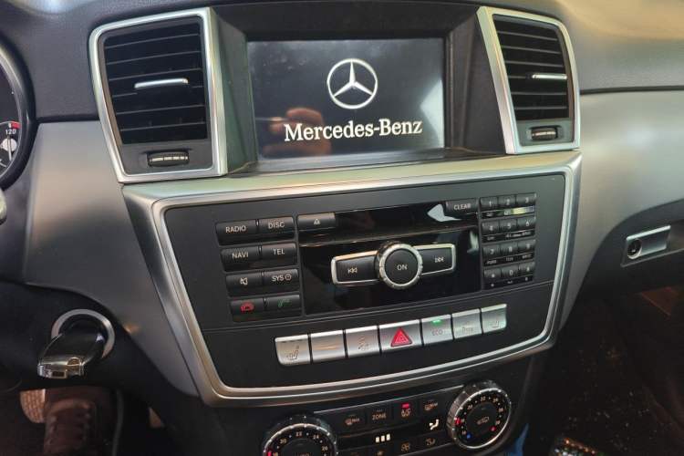 Used Mercedes-Benz M-Class 2014 ML 320 4MATIC Audio And AC Panel