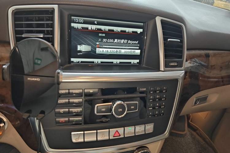 Used Mercedes-Benz M-Class 2014 ML 400 4MATIC Luxury Model Audio And AC Panel