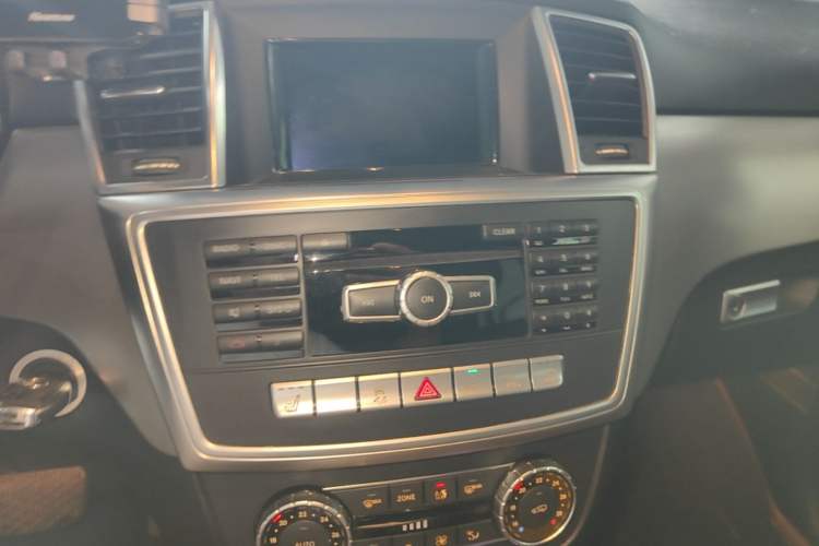 Used Mercedes-Benz M-Class 2014 ML 320 4MATIC Audio And AC Panel