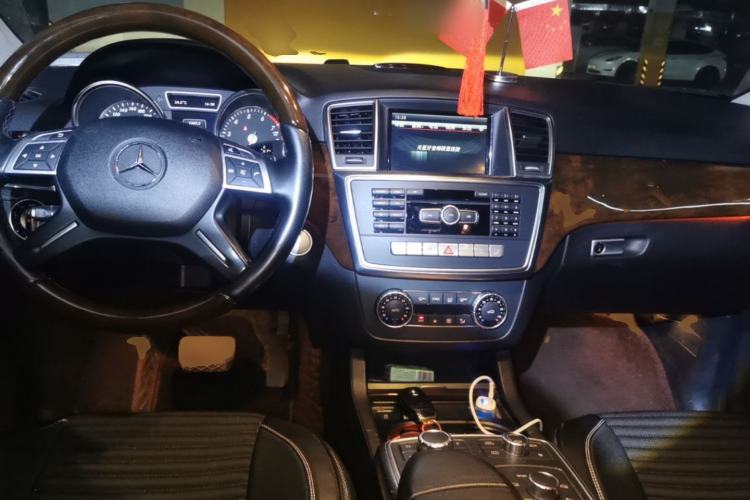 Used Mercedes-Benz M-Class 2014 ML 400 4MATIC Luxury Model Center Console