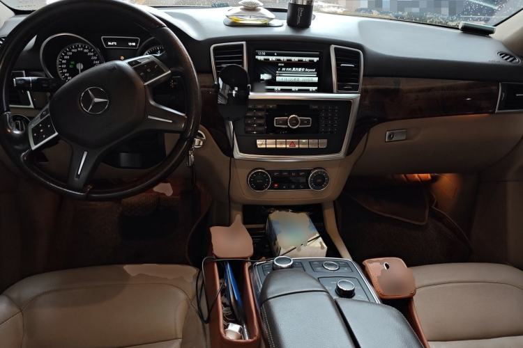 Used Mercedes-Benz M-Class 2014 ML 400 4MATIC Luxury Model Center Console