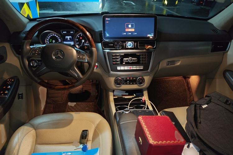 Used Mercedes-Benz M-Class 2014 ML 320 4MATIC Center Console