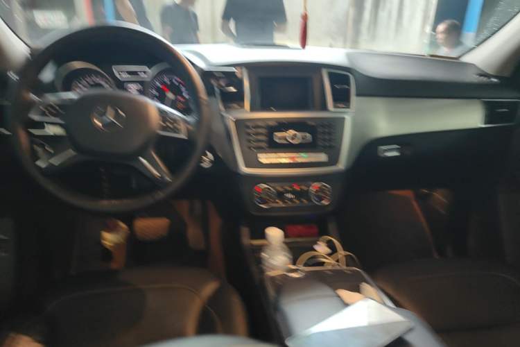 Used Mercedes-Benz M-Class 2014 ML 320 4MATIC Center Console