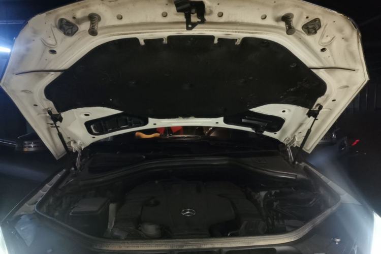 Used Mercedes-Benz M-Class 2014 ML 400 4MATIC Luxury Model Engine Bay
