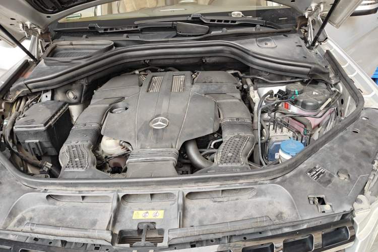 Used Mercedes-Benz M-Class 2014 ML 400 4MATIC Luxury Model Engine Bay